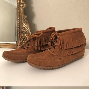 Minnetonka size 7.5,  Run small